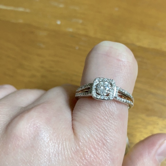 Vera Wang 14K Diamond Ring - Picture 3 of 9